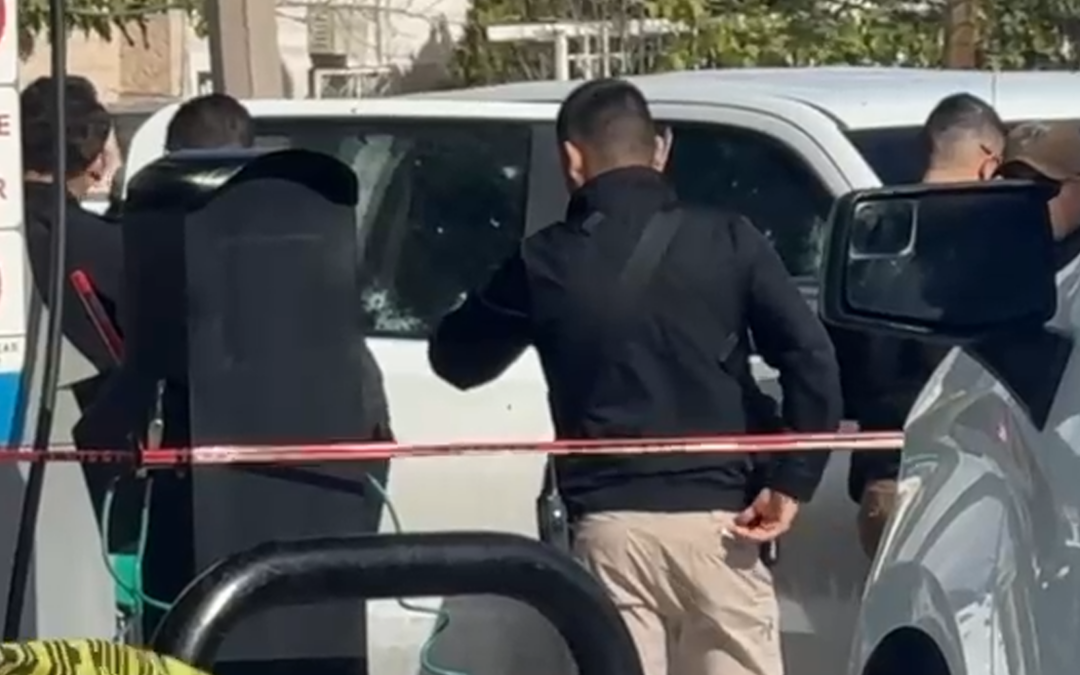 Ataque armado en gasolinera de Ciudad Juárez: un policía muerto y otro herido