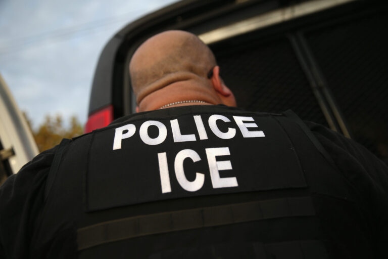Denver Considera Prohibir el Uso de Máscaras por Agentes del Orden Durante Redadas Migratorias