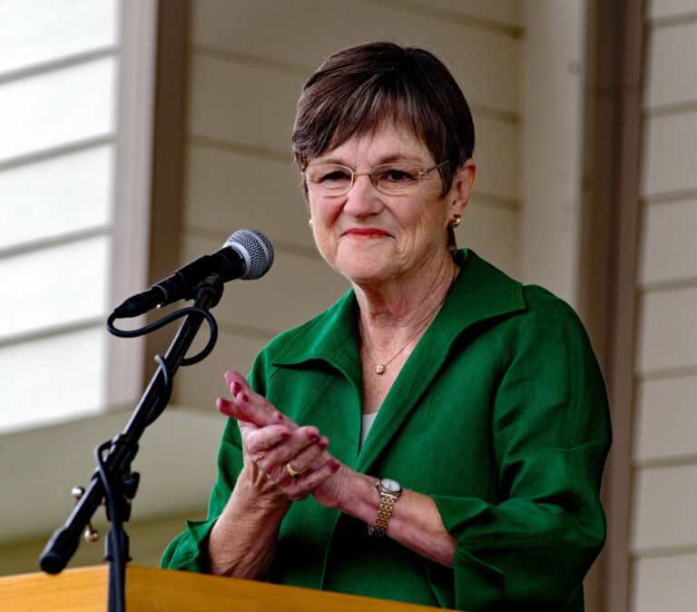 Laura Kelly y su Legado: $30 Mil Millones en Inversión y 80,000 Empleos para Kansas