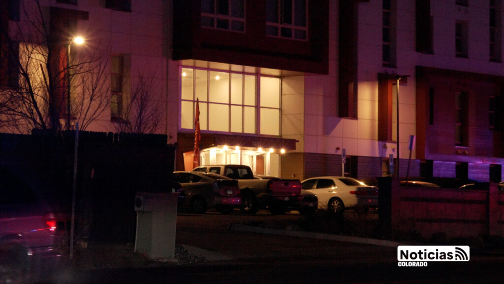 Disparos en Denver: Enfrentamiento Armado en el Complejo Caraway Deja Heridos