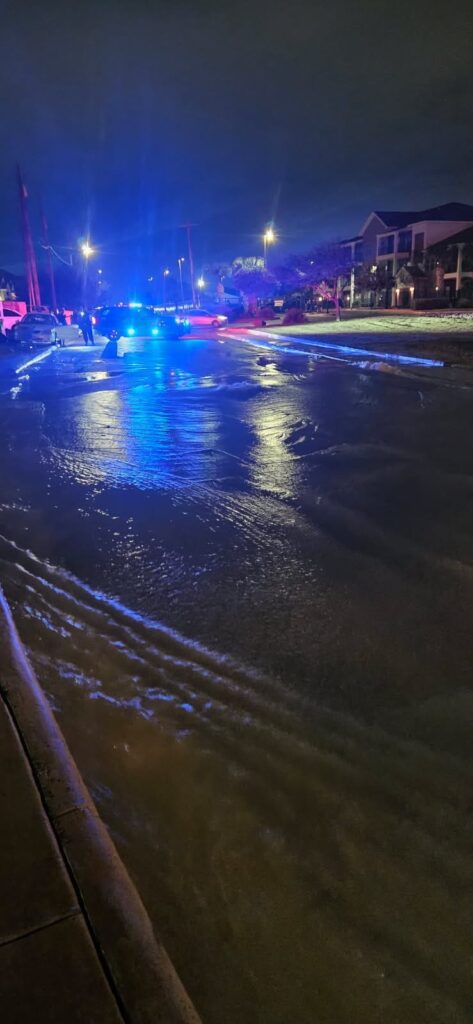 Ruptura de tubería de agua en Laredo causa crisis y accidente en I-35 deja heridos