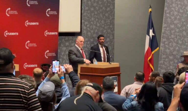 Tom Homan en UTEP: Debate Candente Sobre la Frontera y la Política Migratoria