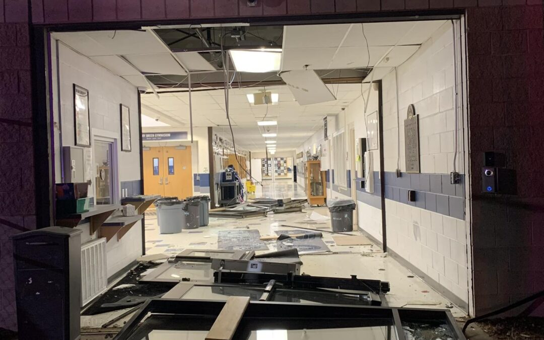 Accidente Escolar: Camioneta se Estrella Contra University High School en Greeley