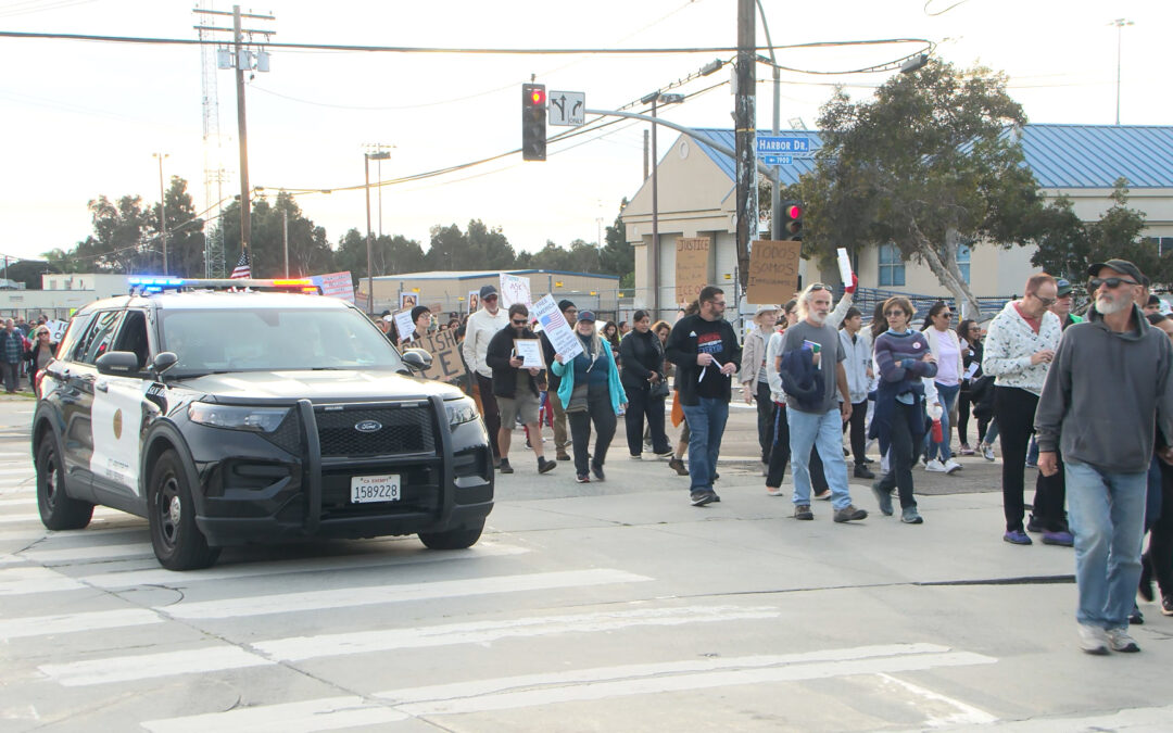 Cientos se Unen en Vigilia en San Diego para Oponerse a las Redadas de ICE