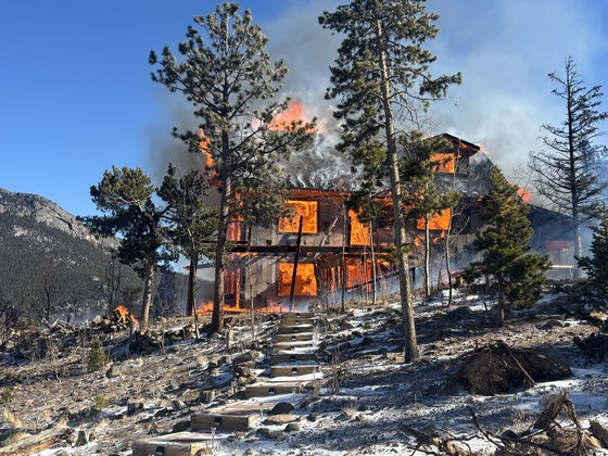 Incendio en Allenspark: Vivienda Destruida y Evacuación Segura en Boulder