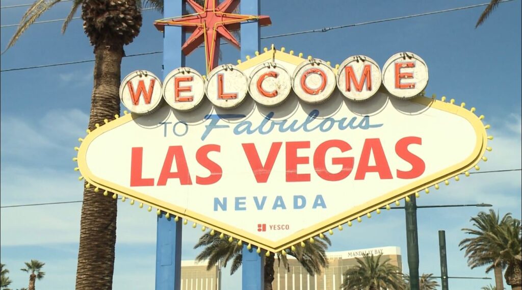 Las Vegas ilumina su letrero en amarillo para la Conmemoración del Holocausto