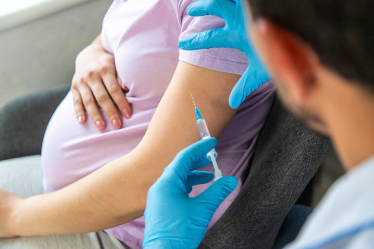 Llaman a embarazadas a vacunarse contra el VSR para proteger a sus bebés
