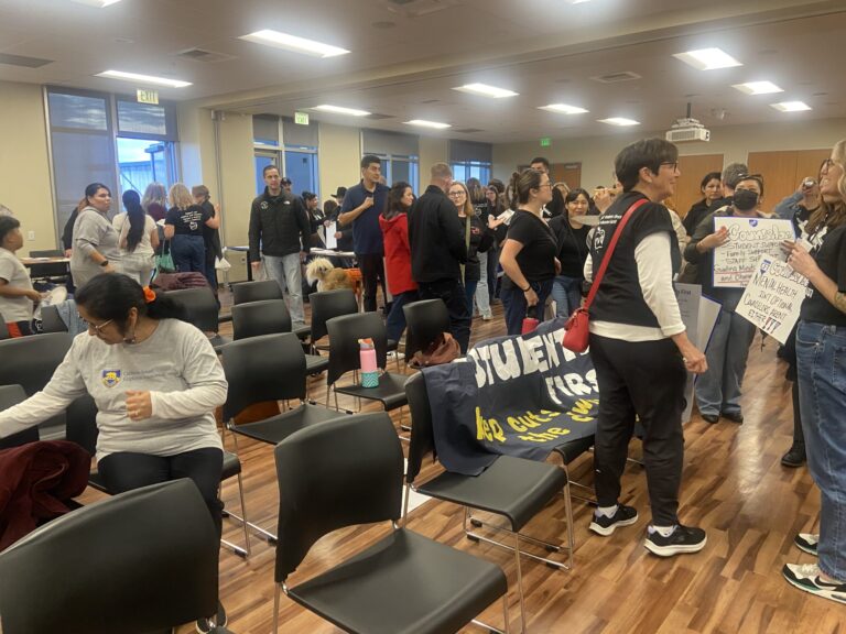 Recortes Escolares: Empleados del Distrito Escolar del Valle de Pájaro Exigen la Restitución de Puestos