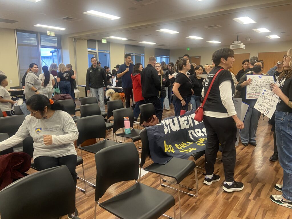 Empleados del Distrito Escolar del Valle de Pájaro Exigen Reposición de Puestos Tras Recortes Presupuestarios