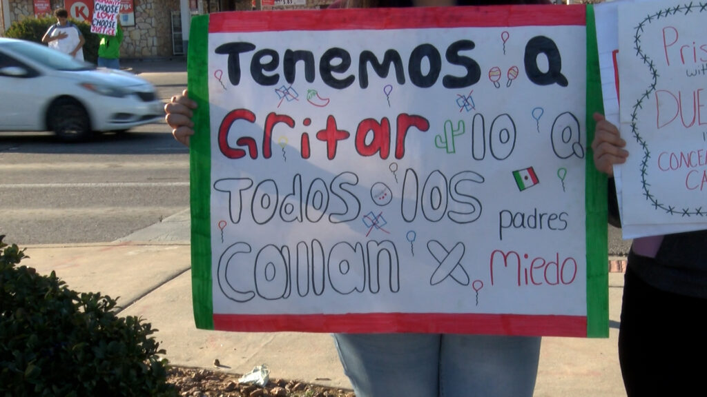 Estudiantes de la Preparatoria Irvin Exigen Justicia Migrante en Protesta