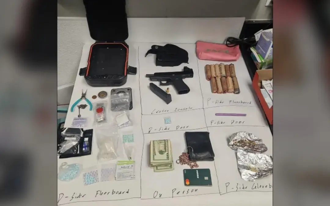 Incautación de Drogas y Arma Robada en Broomfield: Dos Detenidos en Walmart