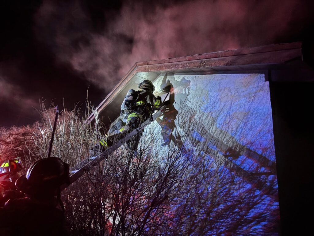 Incendios en residencia abandonada en Bataan Memorial, Las Cruces: Bomberos intervienen en múltiples ocasiones