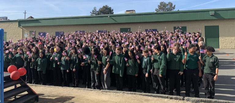 Récord Guinness: 480 Estudiantes de Coral Academy Recitan la Constitución de EE. UU.