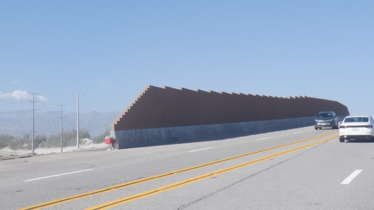 Palm Springs Finaliza el Muro Contra el Viento en Gene Autry Trail para Aumentar la Seguridad Vial