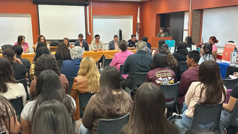 Realizan panel de concientización sobre violencia en el noviazgo adolescente en Calexico