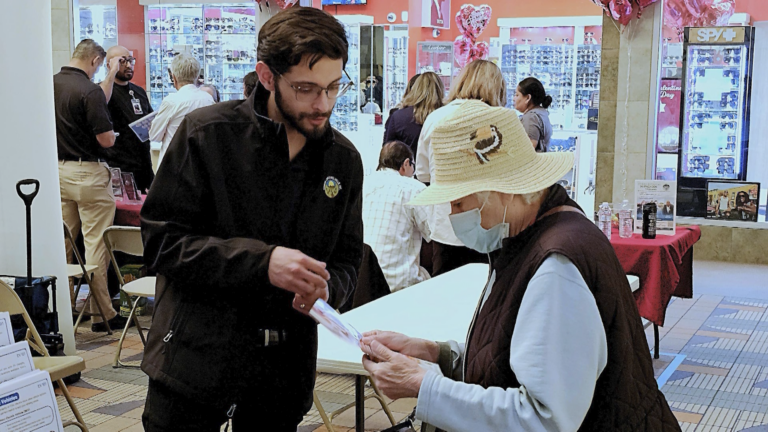 Feria de salud para adultos mayores reúne a más de 50 proveedores en Imperial