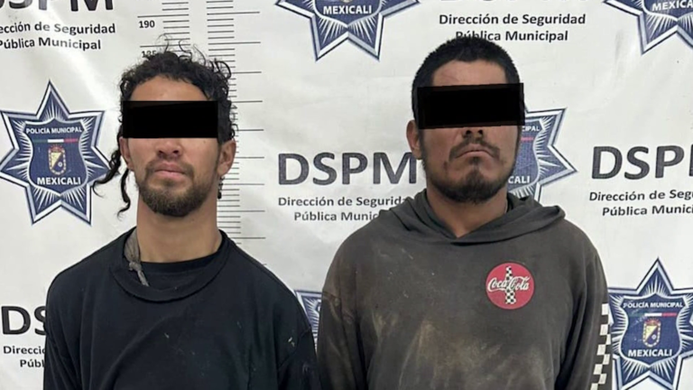 Detienen a dos hombres por robar alcantarilla en Mexicali