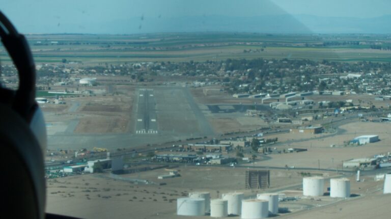 Caída en tarifas aéreas impulsa viajes desde el Centro de California