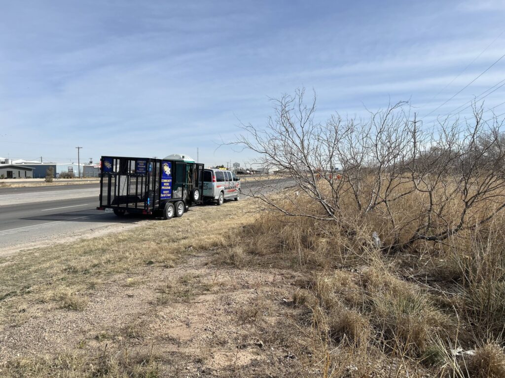 Reclusos del Condado de Midland Contribuyen a la Limpieza de East Highway 80