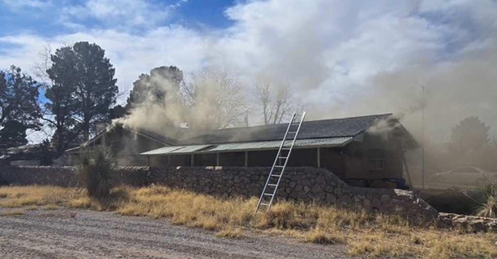 Bomberos de Las Cruces Controlan Incendio Residencial en Cedardale Drive