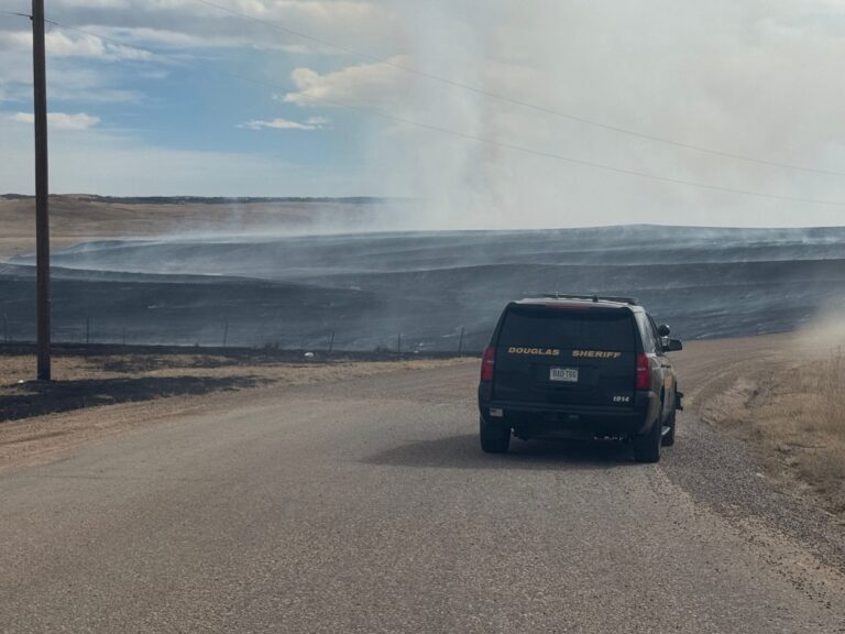 Incendio en Condado Douglas: 500 Acres Consumidos y Evacuaciones Completadas