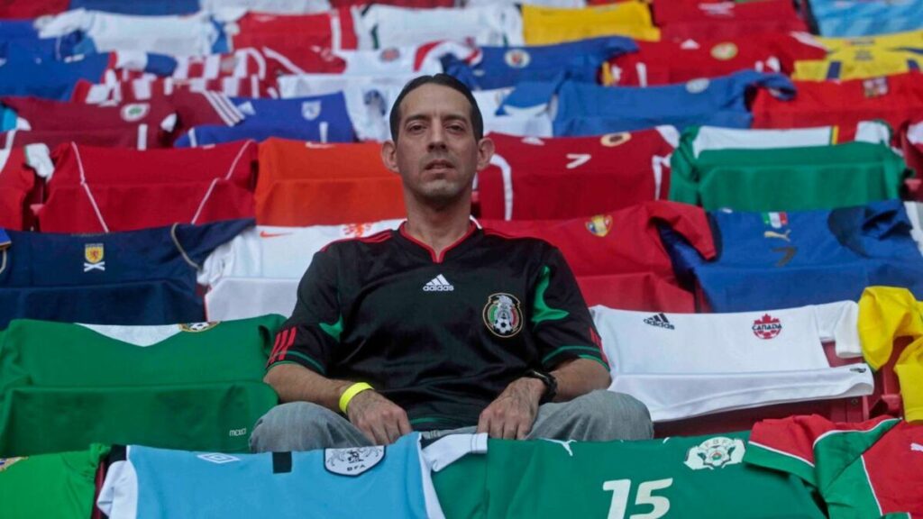 Descubre la Asombrosa Colección de 243 Camisetas del Mundial de Fútbol