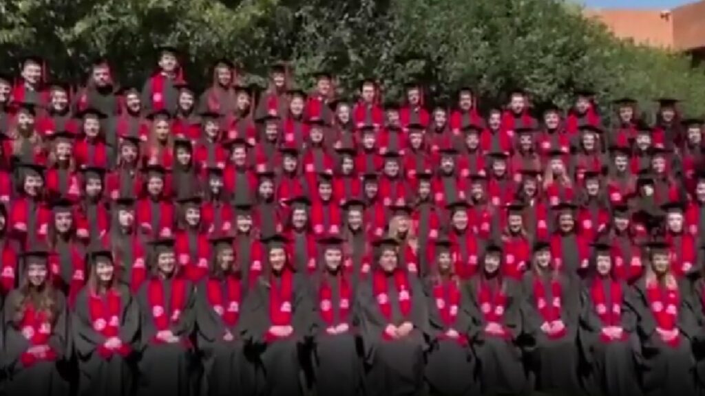 Accidente en la Ibero Santa Fe: Se desploma templete durante toma de foto, al menos 20 alumnos heridos