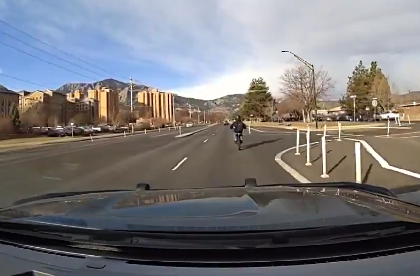 Conductor de motocicleta eléctrica evadió a la policía tras maniobras peligrosas en Boulder