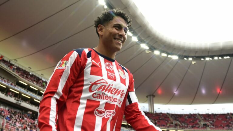 Luis Romo Regresa a Chivas en el Partido Clave Contra Toluca