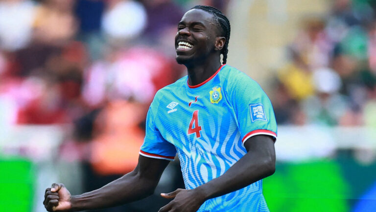 Axel Tuanzebe celebra haber alcanzado el objetivo