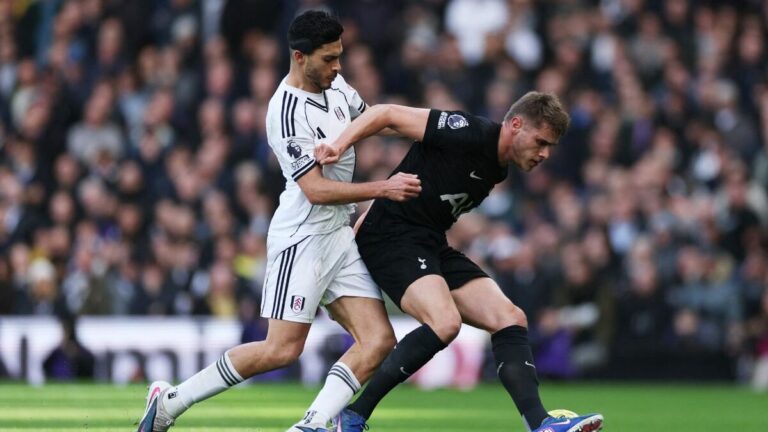 Raúl Jiménez y Fulham superan a Tottenham y sueñan con la Europa League