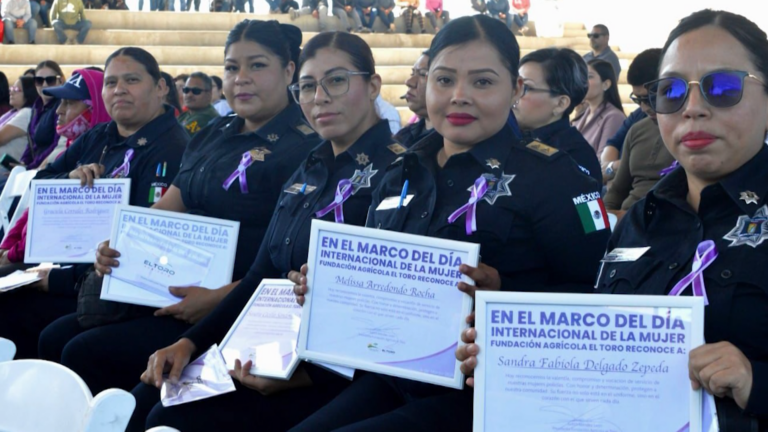 Reconocen a mujeres policías del Valle de Mexicali con becas en el marco del Día Internacional de la Mujer