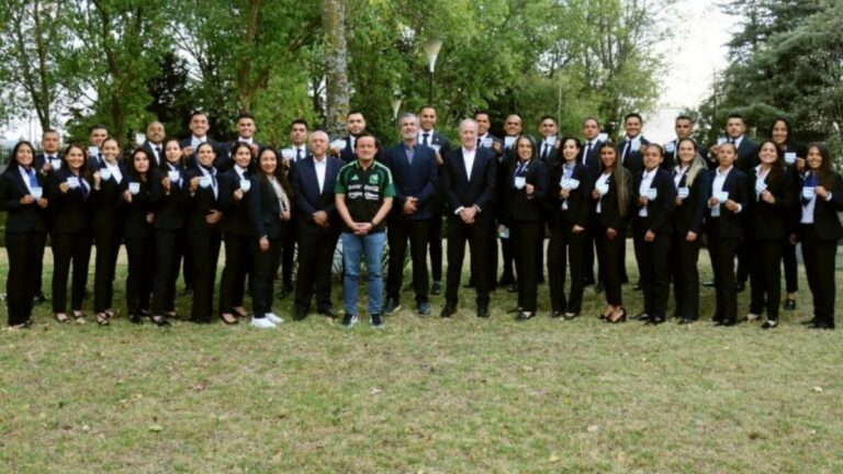 Árbitros mexicanos reciben su gafete FIFA, destacando la presencia de mujeres en el fútbol