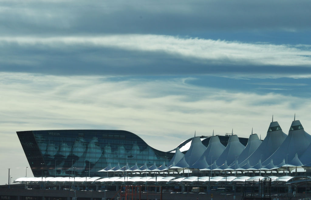 El Aeropuerto Internacional de Denver Asciende la Tranquilidad en Medio del Despliegue Nacional de ICE