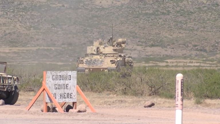 Impresionante Poder del Vehículo de Combate Bradley en Fort Bliss
