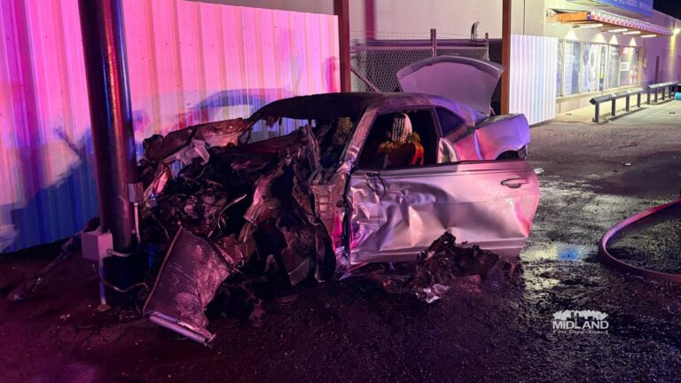 Impactante choque de vehículos en Midland deja tres heridos