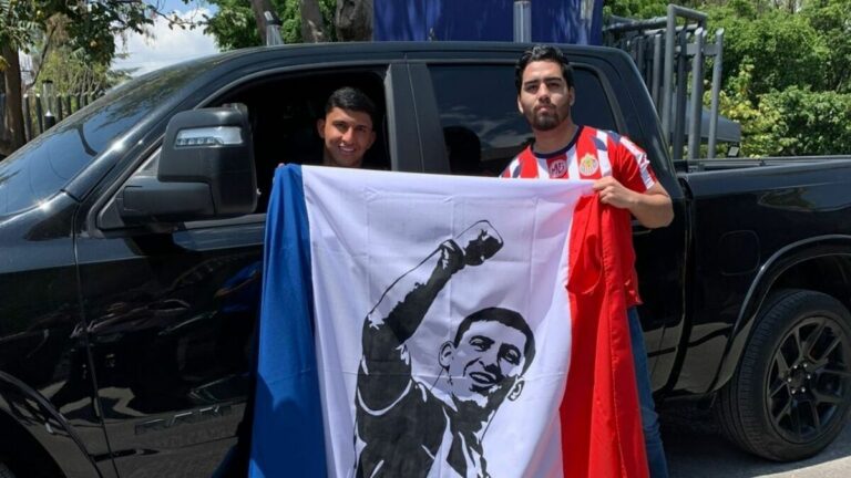 Aficionado de Chivas Asombra a ‘Cotorro’ González con Impresionante Bandera Retrato