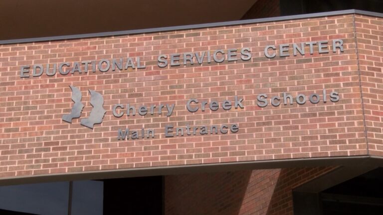Investigación profunda en Cherry Creek revela posibles irregularidades en contratos y viajes internacionales