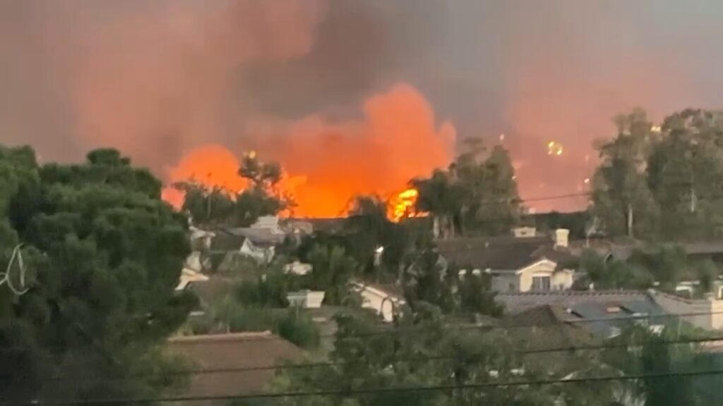 Incendio en Santee Desencadena Evacuaciones y Amplia Movilización de Emergencia