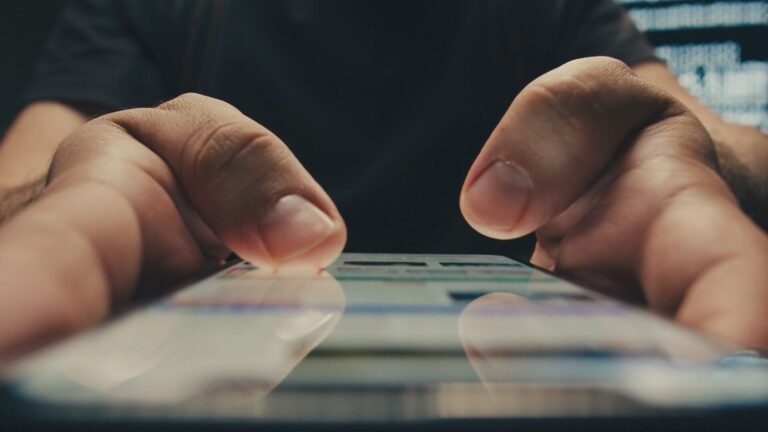 Impulsan leyes para regular chatbots y proteger a menores