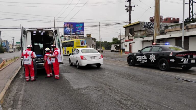 Motociclista Resulta Herido al Derrapar en Vías del Tren de Monterrey