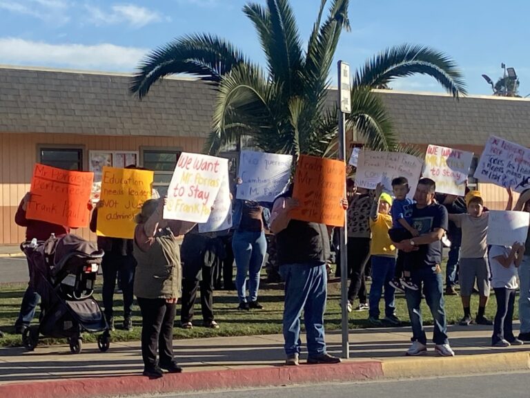 Protesta en Salinas: Comunidad Escolar Exige Reintegro de Director Despedido