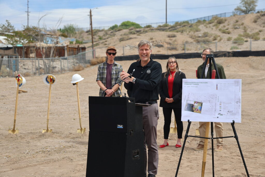 Albuquerque Impulsa el Jardín Comunitario Martineztown para Mejorar el Acceso a Alimentos Frescos