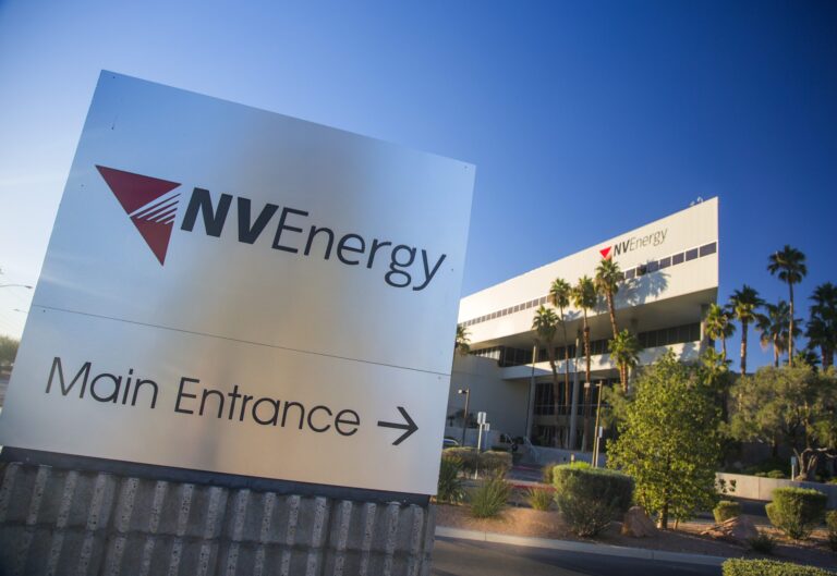 Vientos en Las Vegas dejan 2,900 sin electricidad y paralizan edificios