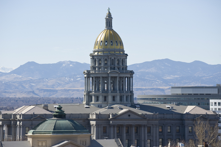 No Kings Act: Legisladores de Colorado Buscan Permitir Demandas por Violaciones Constitucionales