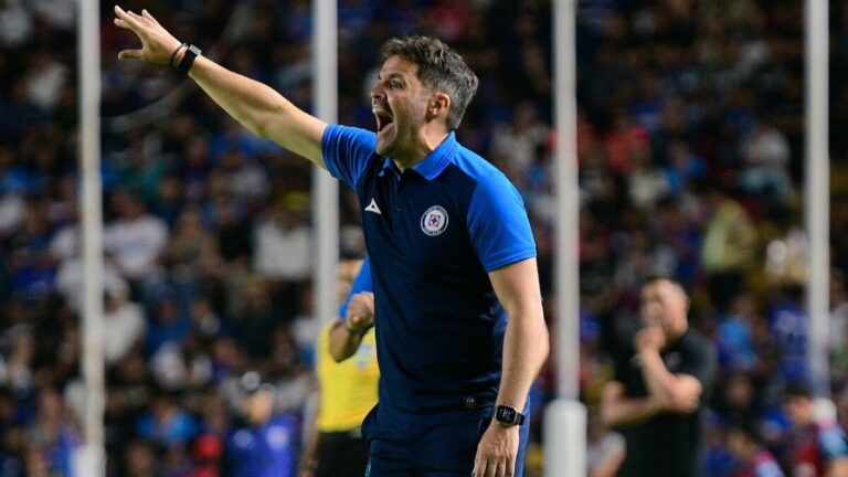 Nicolas Larcamón deja a Cruz Azul y enfrenta críticas de aficionados