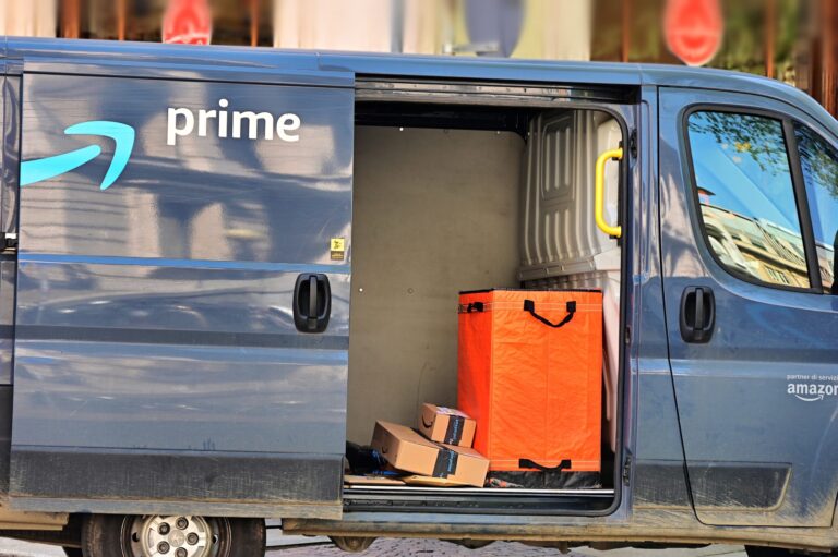 Protestas sindicales en Amazon se extienden desde California al este del país