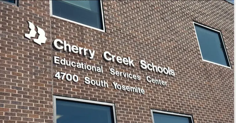 Renuncia de Terry Bates por Comentarios Racializados Sacude Escuelas Cherry Creek en Denver
