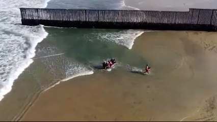 Bomberos rescatan a hombre arrastrado por el mar en Playas de Tijuana