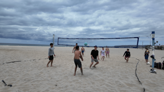 Voleibol al Amanecer en South Mission Beach: Controversia por Normas de Ruido